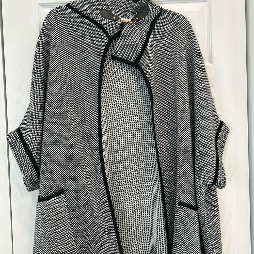 Apt. 9 Black and White Poncho